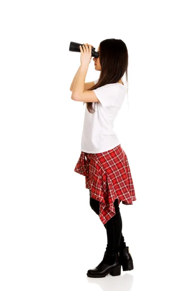 Mulher jovem com binóculos. — Fotografia de Stock