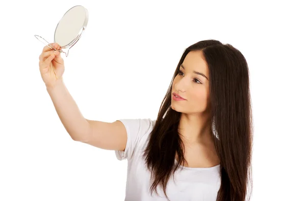 Jonge vrouw met spiegel. — Stockfoto