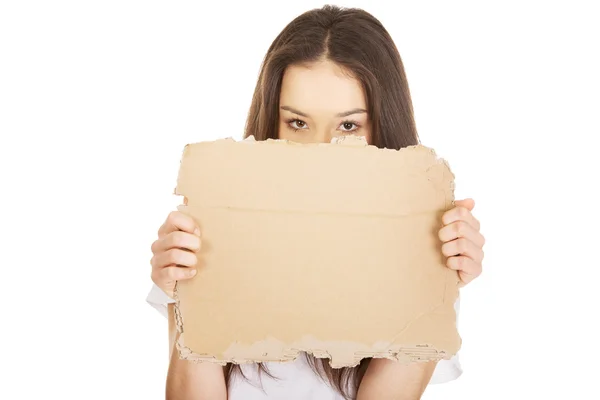 Young woman holding a cardboard. — Stock Photo, Image