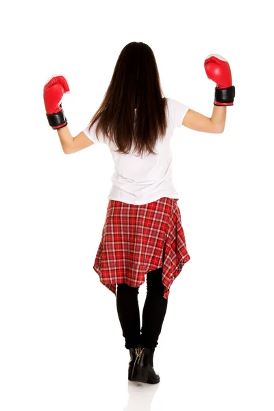 Ung kvinna som bär boxningshandskar. — Stockfoto