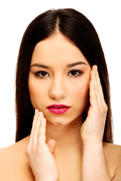 Mujer con maquillaje completo tocando la cara . —  Fotos de Stock