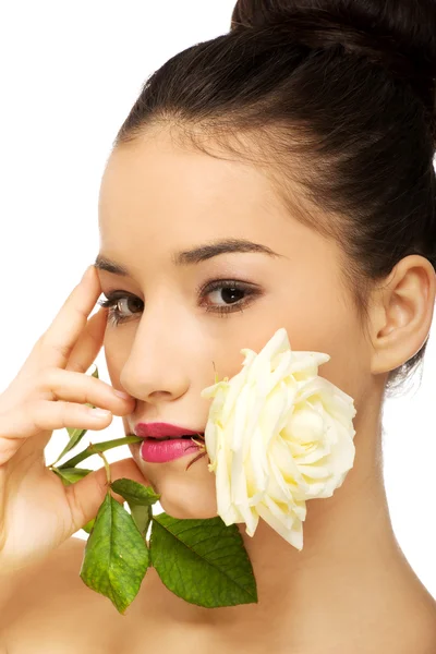 Mulher com rosa branca na boca . — Fotografia de Stock