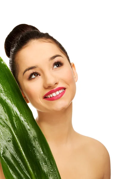 Schöne Frau mit grünem Blatt. — Stockfoto