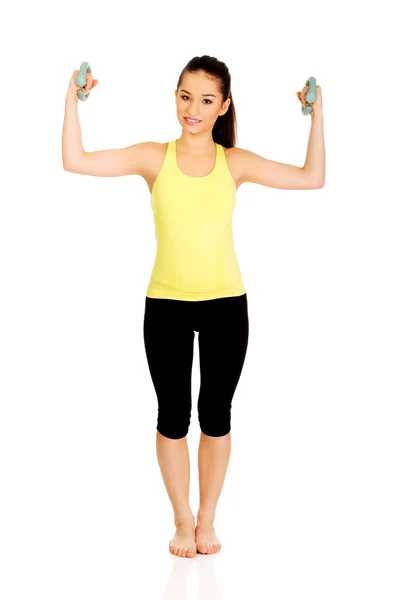 Donna attiva con pesi in mano . — Foto Stock