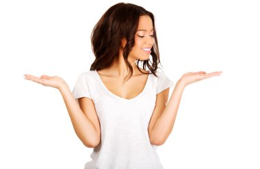 bir şey avucunda tutan kadın.