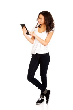 Tablet bilgisayar kullanan kadın.