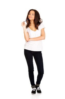 düşünceli kadın kalem ile.