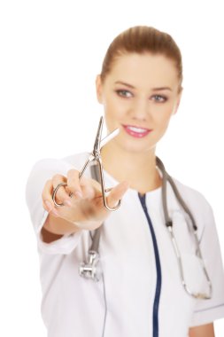 Kadın doktor ile elinde makas.