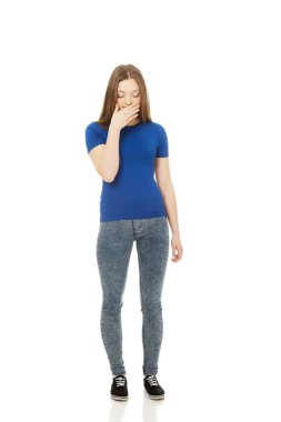 Ağzını kapsayan tiksinti teen.