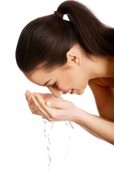 Frau wäscht ihr sauberes Gesicht. — Stockfoto