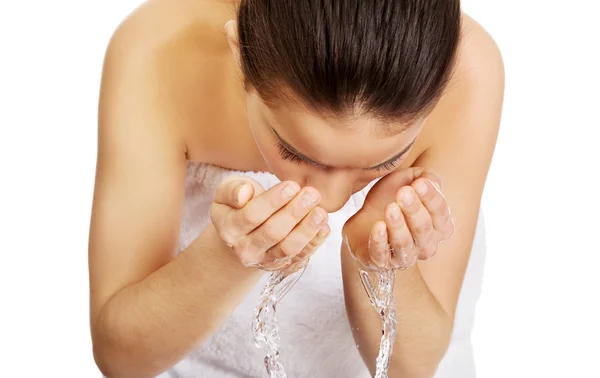 Mujer lavando su cara limpia . —  Fotos de Stock