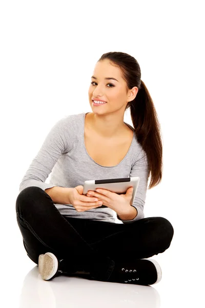 Vrouw met Tablet PC zitten cross benen. — Stockfoto