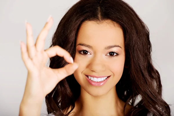 Jovem mulher mostrando sinal perfeito . — Fotografia de Stock