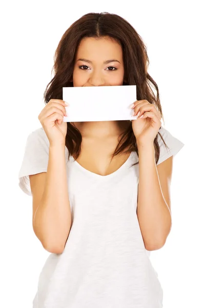 Młoda kobieta zadowolony z czystym papierze. — Zdjęcie stockowe
