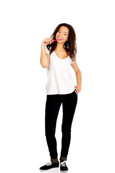 Beautiful teen brushing her teeth. — Stock Photo, Image