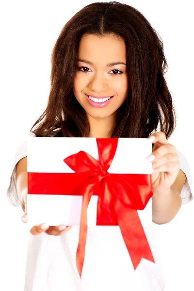 Donna attraente con confezione regalo . — Foto Stock