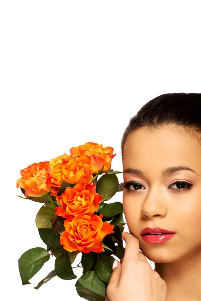 Piękna kobieta z różami. — Zdjęcie stockowe