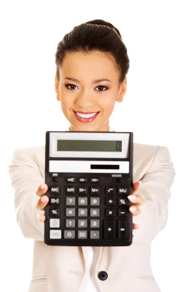 Улыбающаяся деловая женщина с калькулятором . — стоковое фото
