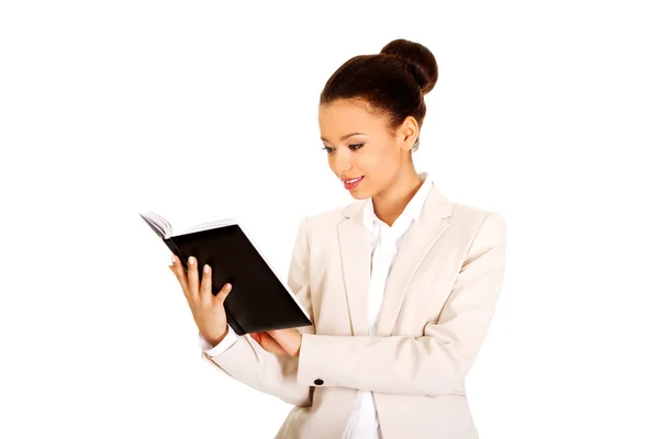 Mulher de negócios com um caderno . — Fotografia de Stock