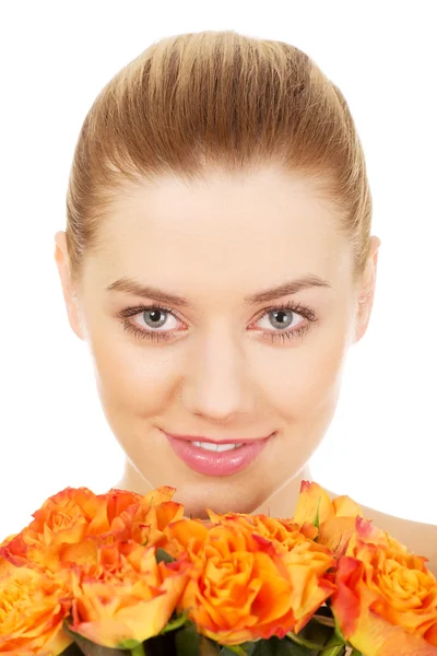 Mulher sorridente com rosas frescas . — Fotografia de Stock