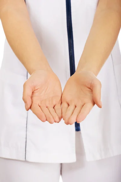 Medical doctor woman with open hands. — Stock Photo, Image