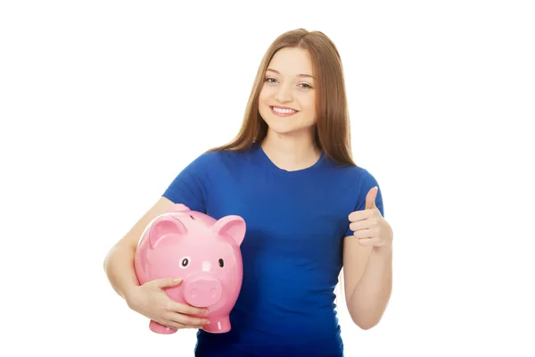 Mulher adolescente segurando piggybank . — Fotografia de Stock