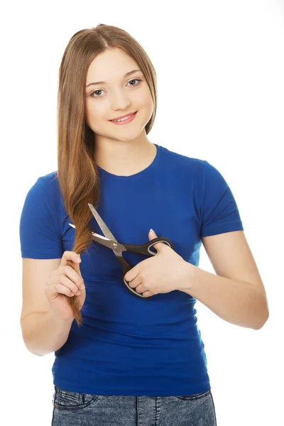 Feliz adolescente cortando seu cabelo . — Fotografia de Stock