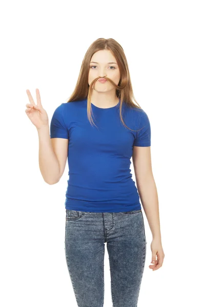 Tonåring gör mustasch från hår. — Stockfoto