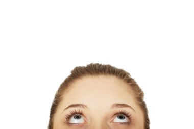 Genç kadının gözleri ararken.