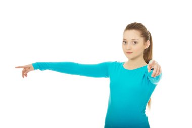 Sen ve bir kenara işaret eden genç kadın.