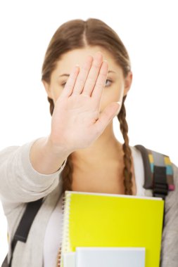 Genç kız sırt çantası dur jest yapmak.