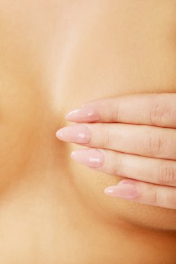 Kadın onun memeli kaplama.