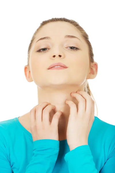 Mujer joven con dolor de garganta . — Foto de Stock