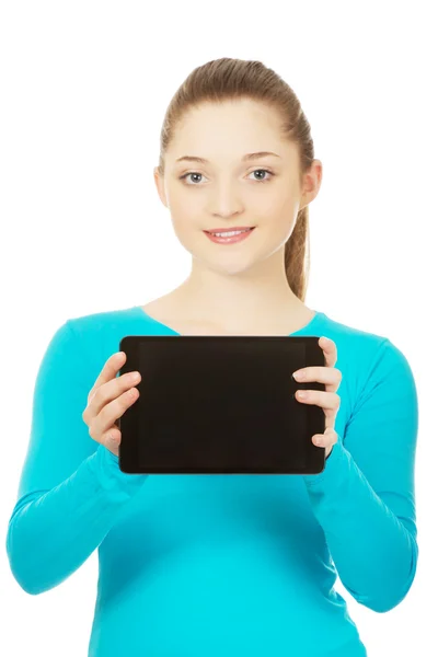 Tonåring håller en tablett. — Stockfoto