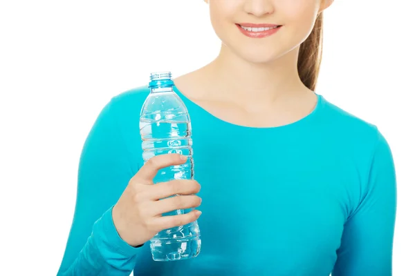 Mooie vrouw met fles mineraal water. — Stockfoto