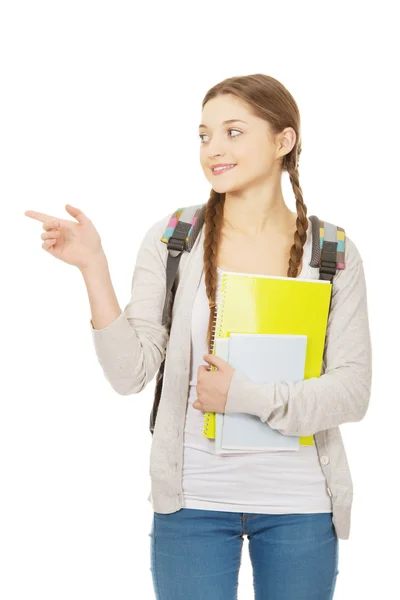 Schülerin zeigt zur Seite. — Stockfoto