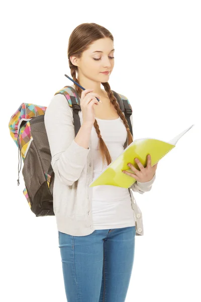 Nachdenklicher Teenager mit Schulrucksack. — Stockfoto