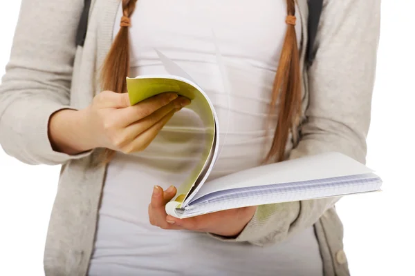 Teenager Frau liest ihr Notizbuch. — Stockfoto