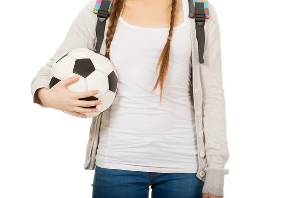 Jeune femme avec ballon de pied . — Photo