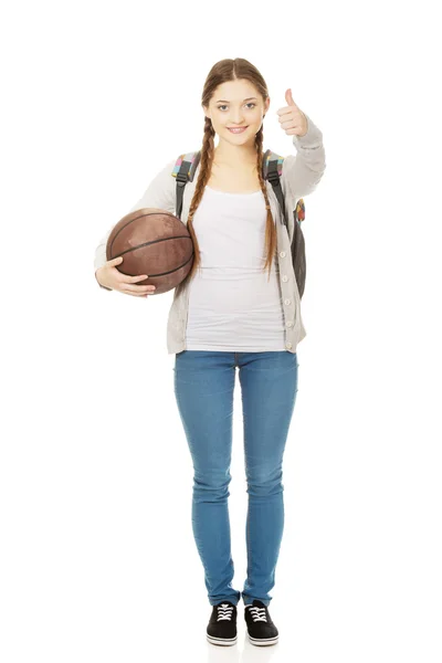 Jeune femme avec ballon de basket . — Photo