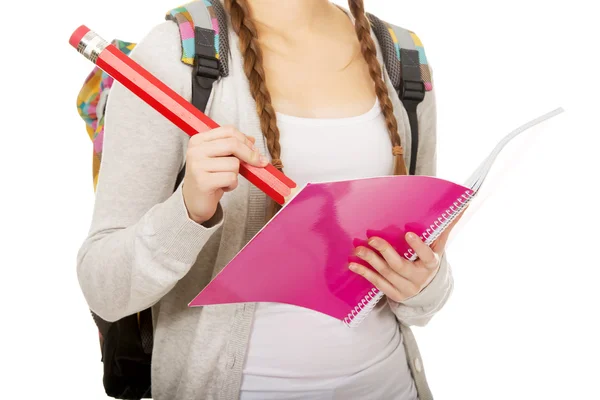 Teenager-Frau schreibt mit riesigem Bleistift. — Stockfoto