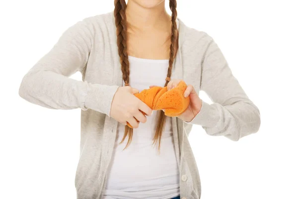 Jonge vrouw knijpen een spons. — Stockfoto