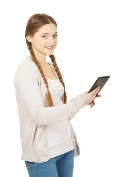 Frau hält Tablet-Computer in der Hand. — Stockfoto