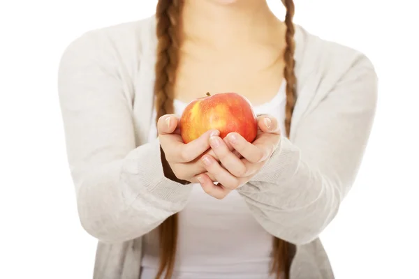 Adolescente sosteniendo una manzana . — Foto de Stock