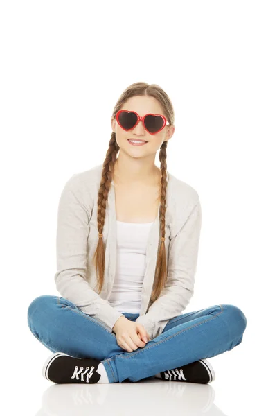 Mujer adolescente sentada usando gafas de sol . —  Fotos de Stock