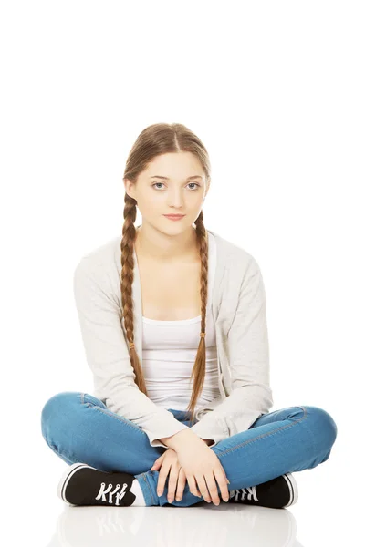Felice adolescente donna seduta gambe incrociate . — Foto Stock