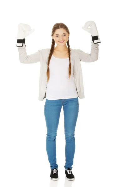 Mujer joven con guantes de boxeo . — Foto de Stock