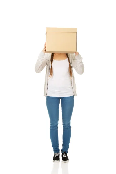 Mujer adolescente cubriendo la cara con una caja . —  Fotos de Stock