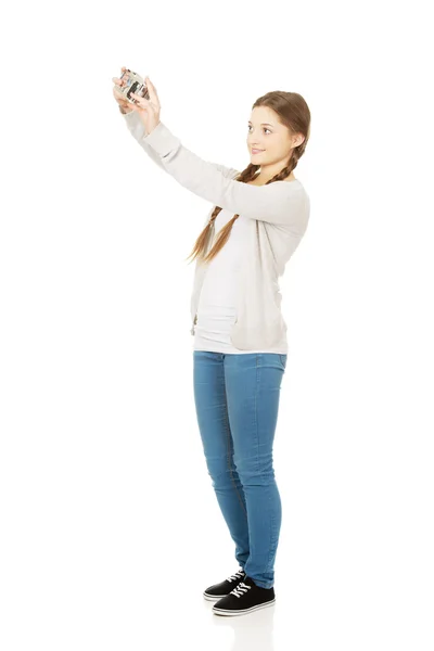 Teenager-Frau macht Foto mit Kamera. — Stockfoto