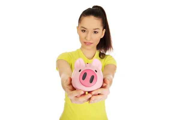 Glad kvinna anläggning piggybank. — Stockfoto